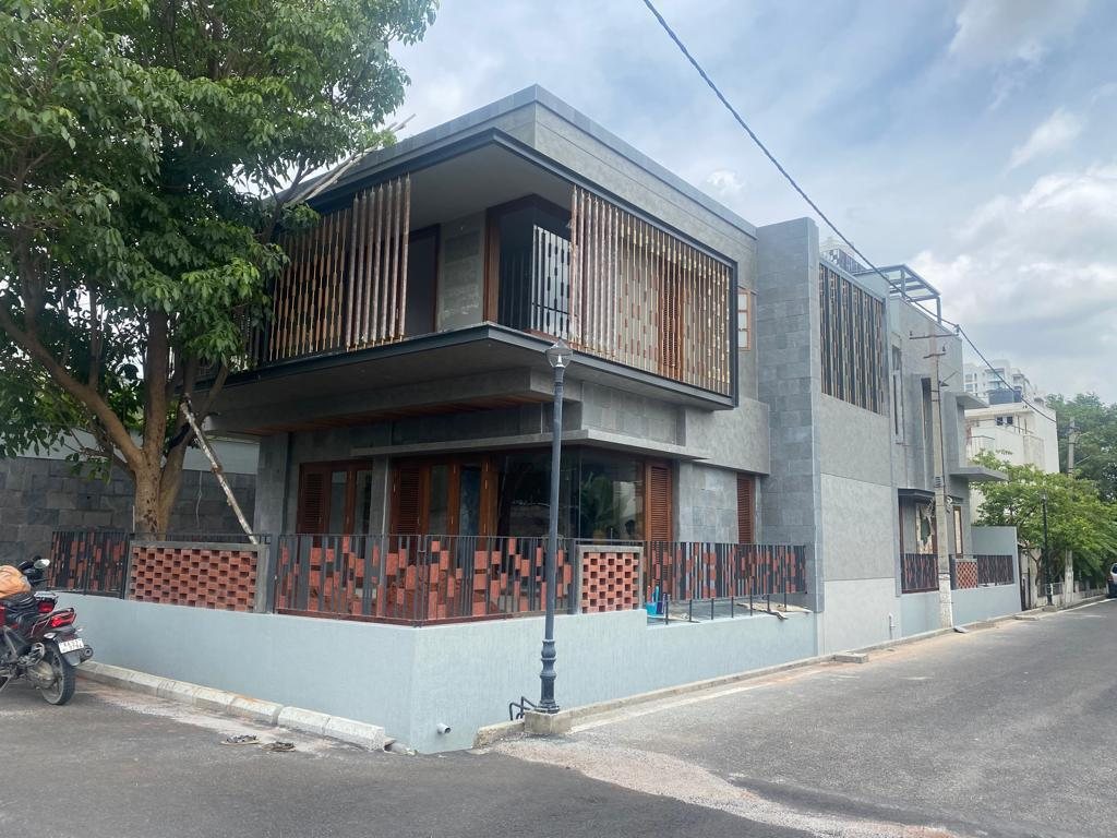 Residential villa by Naveen Associates, Bengaluru